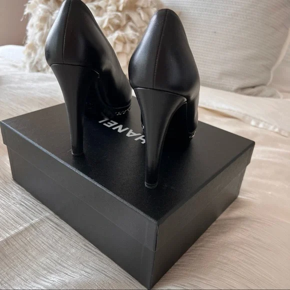 Chanel Black Lambskin Pumps size 38.5 - Picture 7 of 7